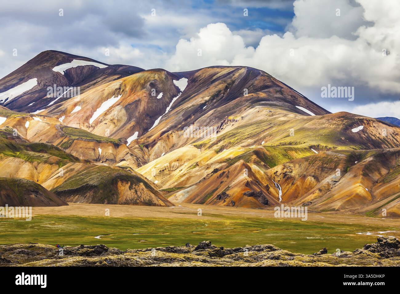 Tundra vulcanica estiva. Montagne riolite luminose e multicolore: Giallo, arancione, verde e blu. Viaggio in Islanda a luglio Foto Stock
