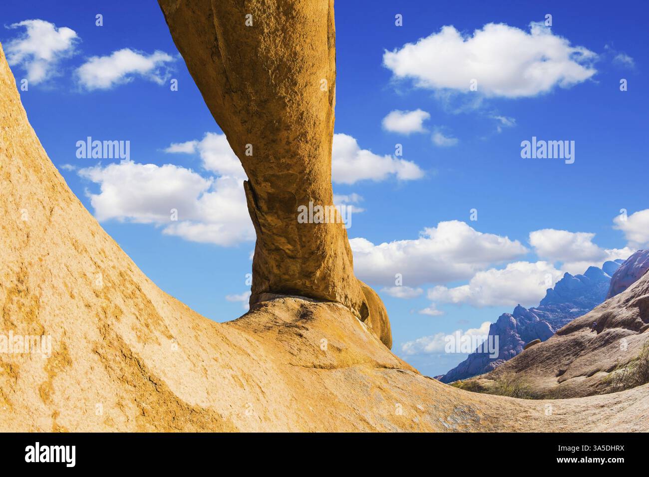 Gamma naturale di granito calvo nel deserto del Namib. Arco di pietra Spitzkoppe, Namibia. Il concetto di turismo estremo ed ecologico Foto Stock