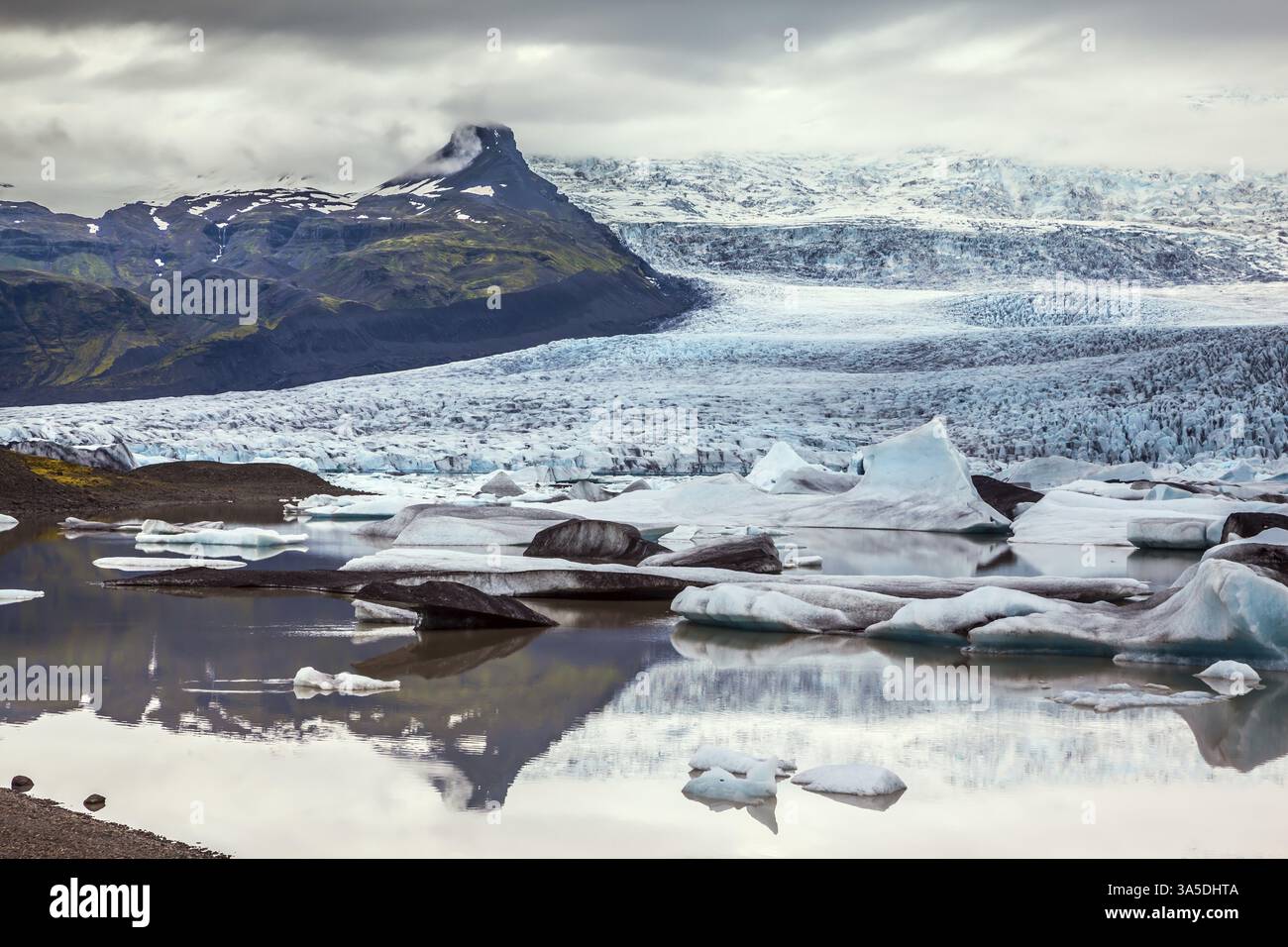 Il grande spettacolo - tramonto sul ghiacciaio Vatnajokull. Il concetto di turismo estremo del nord. Il ghiacciaio fornisce acqua alla Laguna di ghiaccio Jokulsarlon, ghiaccio Foto Stock