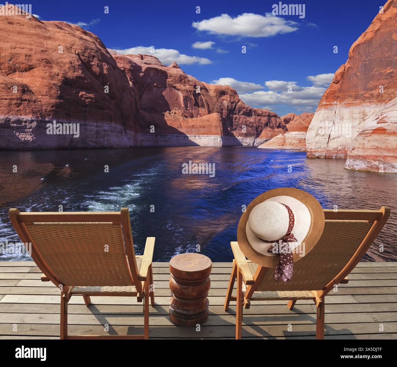 Le onde della barca dissettano il lago Powell sul fiume Colorado. Le navi a poppa costano due chaise longue. Sul retro dell'elegante cappello da donna in paglia Foto Stock