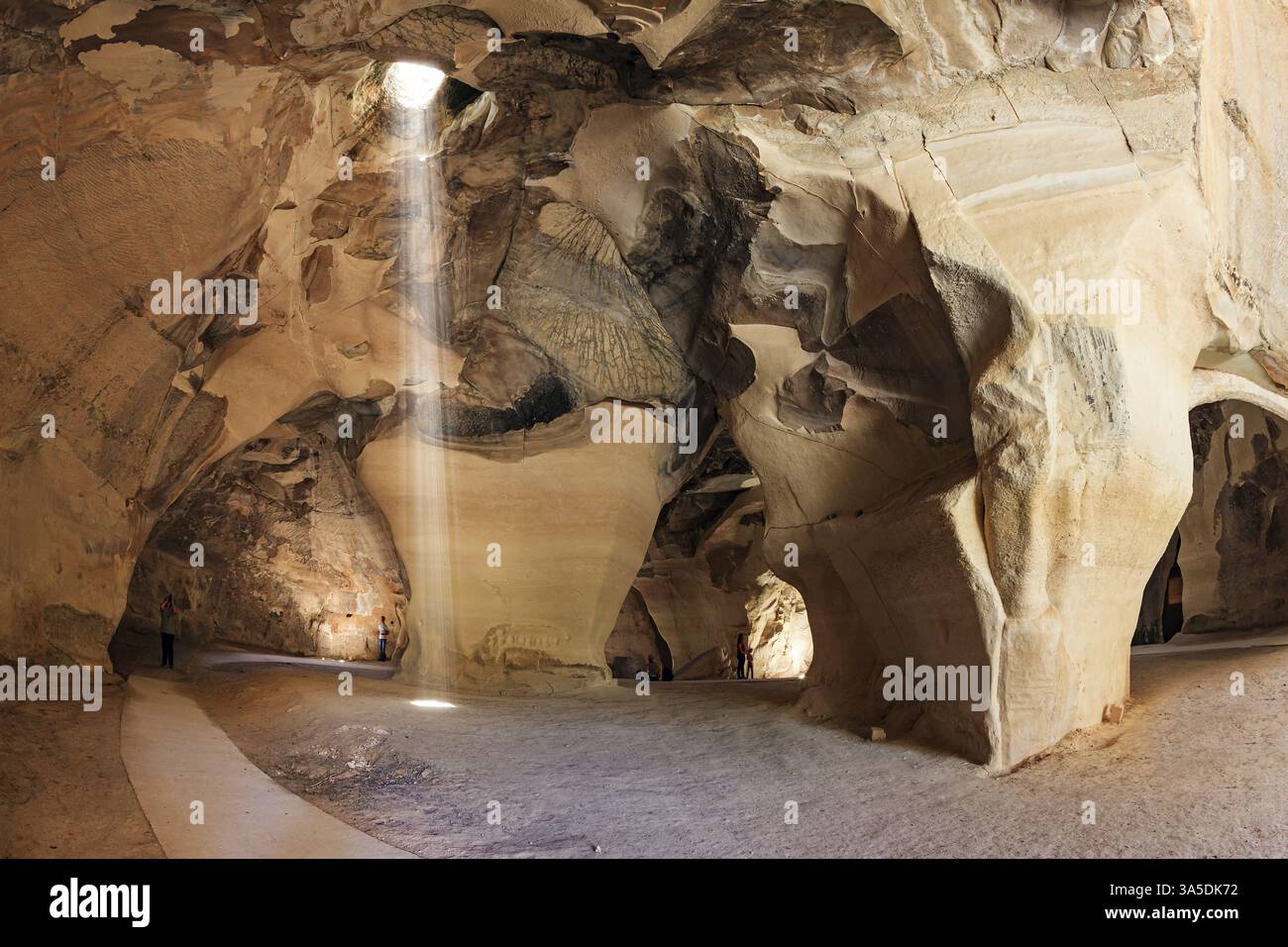 Il raggio di sole nel soffitto illumina le volte della grotta. Bell Caves - cave del VII secolo d.C. Le pareti della grotta stupiscono con una varietà di Foto Stock