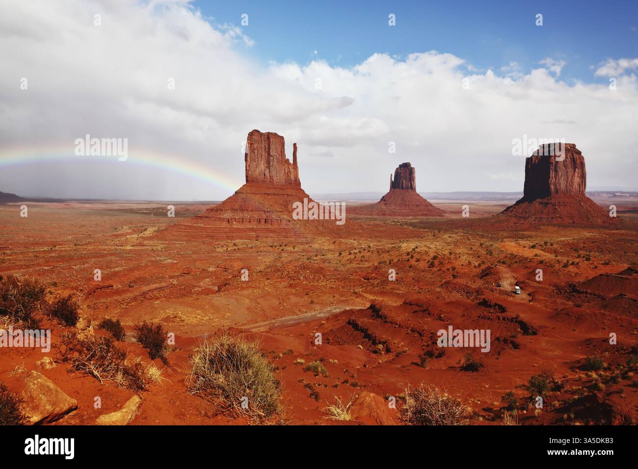 Deserto di pietra rossa Navajo, Stati Uniti. Rocce isolate - i guanti si intersecano con il bellissimo arcobaleno Foto Stock