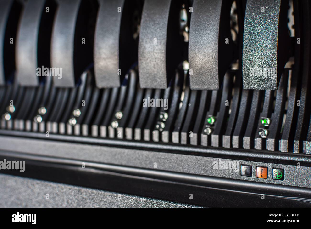 Il mainframe del server del computer e lo storage raid dell'unità disco rigido con segnale di avviso errore LED non funzionano nel data center del server del computer Foto Stock