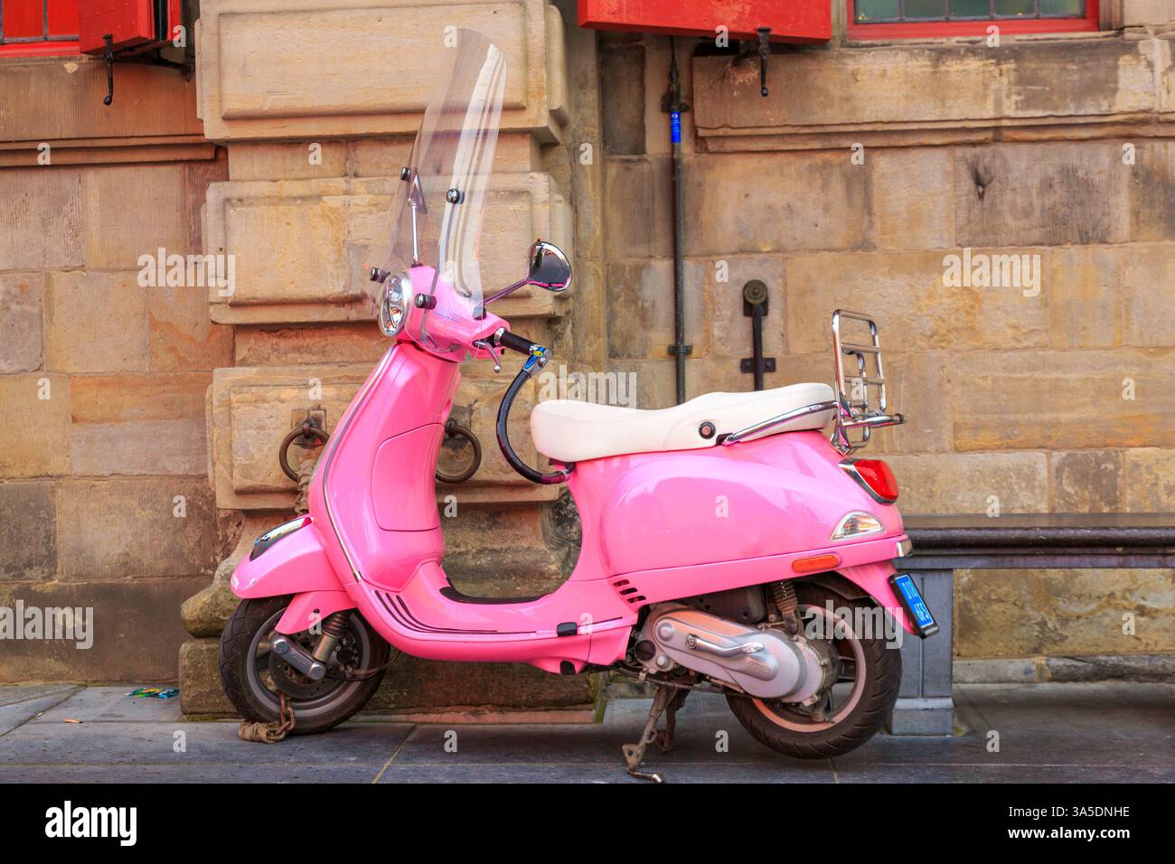 25 aprile 2017. Europa, Paesi Bassi, Amsterdam. Scooter rosa. Foto Stock
