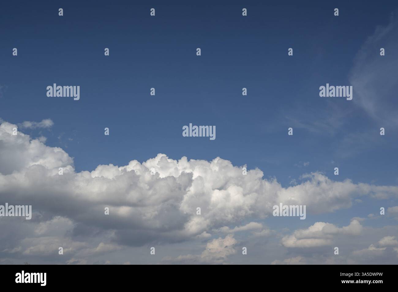 Formazione di nuvole, cielo blu, Baviera, Germania, Europa Foto Stock