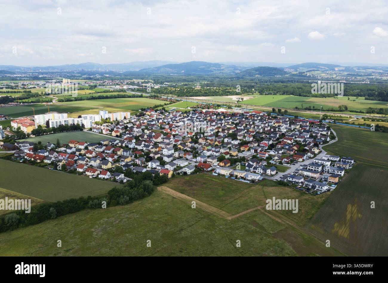 Immagine del drone, proprietà abitative, case unifamiliari e condomini, Asten, distretto di Linz Land, alta Austria, Austria, Europa Foto Stock