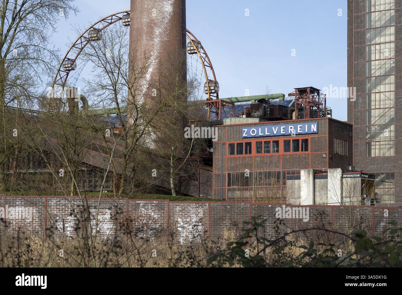 Impianto di cokeria Zollverein, sito patrimonio dell'umanità dell'UNESCO, Sonnenrad, Essen, zona della Ruhr, Renania settentrionale-Vestfalia, Germania, Europa Foto Stock