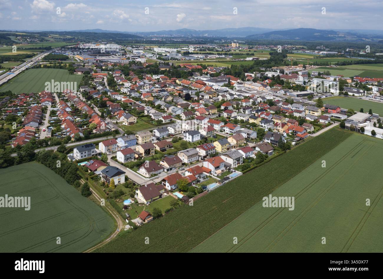 Immagine del drone, proprietà abitative, case unifamiliari e condomini, Asten, distretto di Linz Land, alta Austria, Austria, Europa Foto Stock