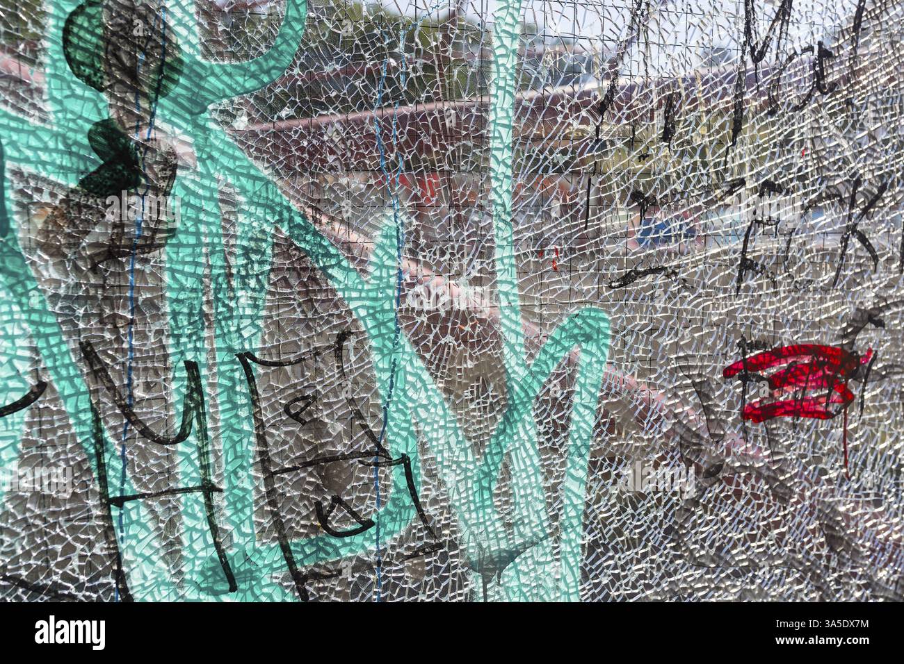 Rottura di vetro stratificato di sicurezza, VSG, macchiato di lettere, Zwickau, Sassonia, Germania, Europa Foto Stock