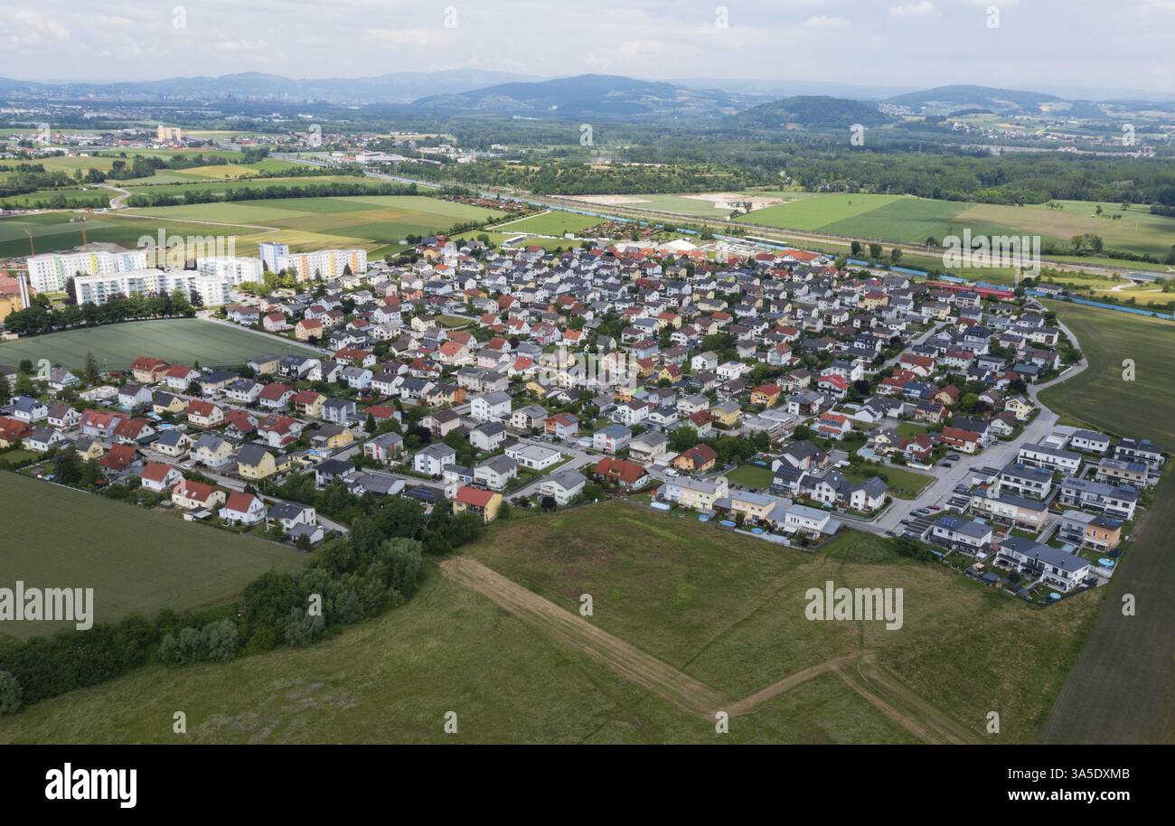 Immagine del drone, proprietà abitative, case unifamiliari e condomini, Asten, distretto di Linz Land, alta Austria, Austria, Europa Foto Stock