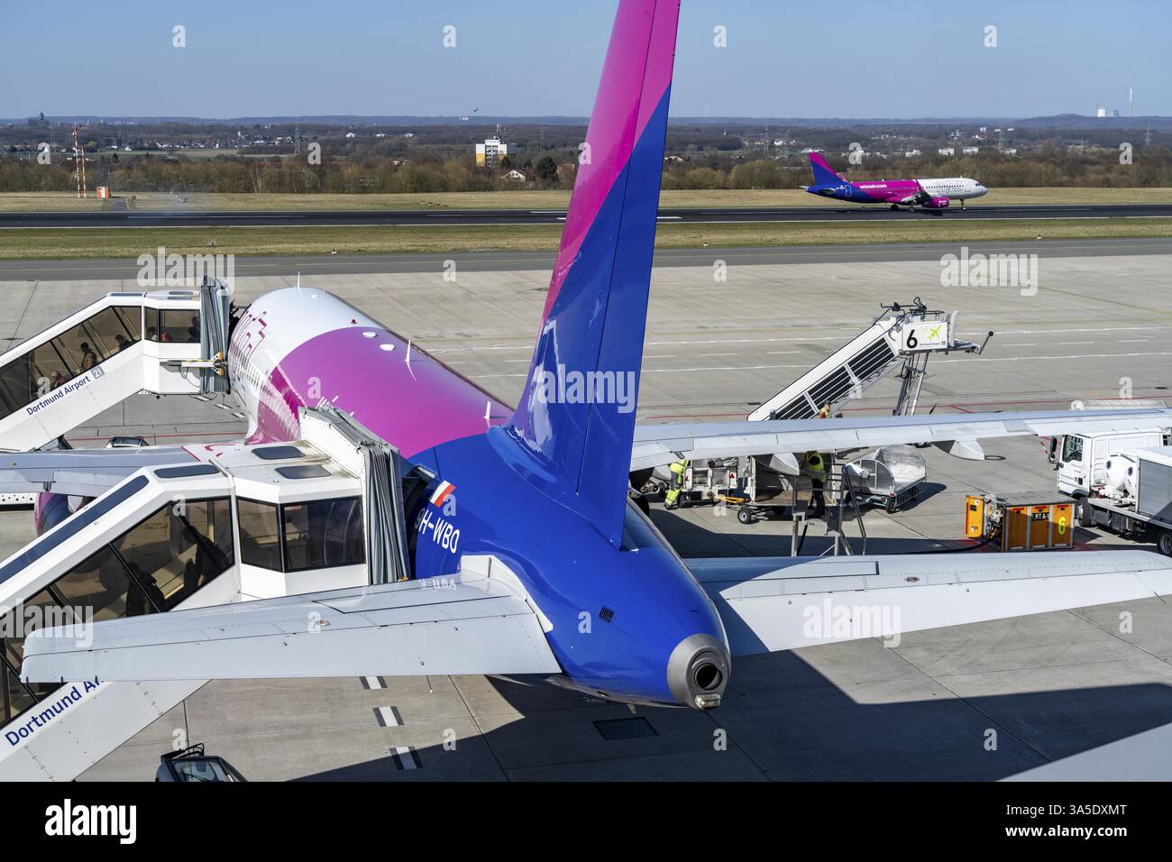 Aeroporto di Dortmund, Wizzair Airbus A320, sul piazzale, durante l’atterraggio, aeroporto regionale, molti collegamenti con l'Europa orientale, compagnia aerea low-cost ungherese Foto Stock