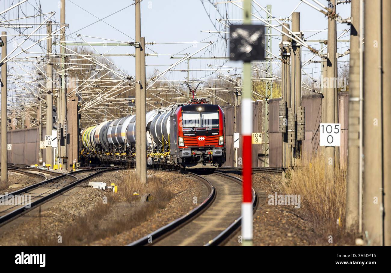 Treno merci con locomotiva svizzera che passa attraverso la stazione di Baden-Baden sulla linea della valle del Reno. FFS Cargo è un marchio delle Ferrovie federali Svizzere per Foto Stock