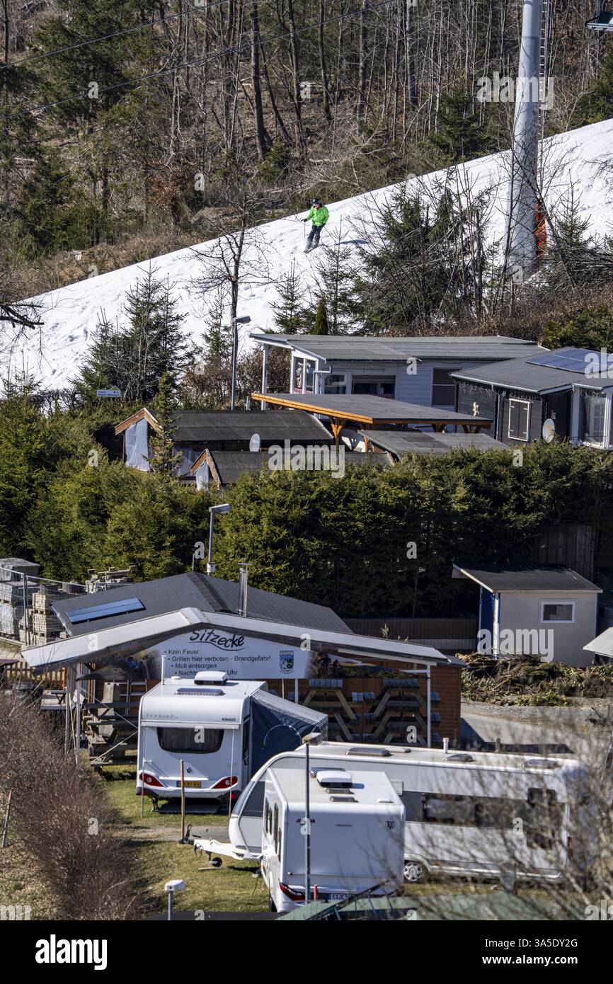 Area per sport invernali nel Sauerland, giostra per gli impianti di risalita di Winterberg, piste da neve artificiale, neve artificiale da oltre 360 pistole da neve, Schneewittchenhang Foto Stock