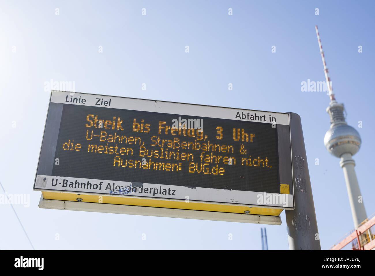 Una tavola di partenza alla stazione di Alexanderplatz indica lo sciopero della BVG. Lo sciopero avviato dal sindacato ver.di durerà dalle 3 di mercoledì Foto Stock