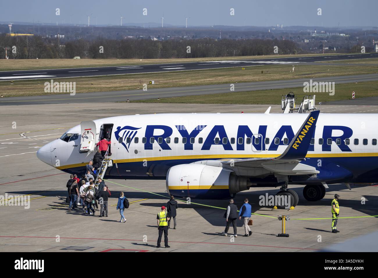 Aeroporto di Dortmund, Boeing 737 Ryanair sul piazzale, imbarco passeggeri, aeroporto regionale, molti collegamenti con l'Europa orientale Foto Stock