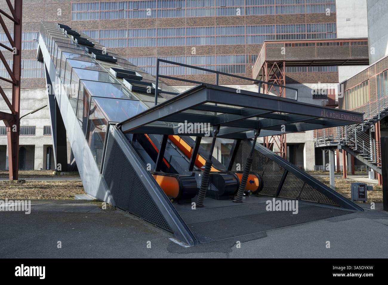 A14 impianto di lavaggio del carbone, scala mobile per il centro visitatori, complesso industriale della miniera di carbone di Zollverein, sito patrimonio dell'umanità dell'UNESCO, Essen, zona della Ruhr, nord Foto Stock