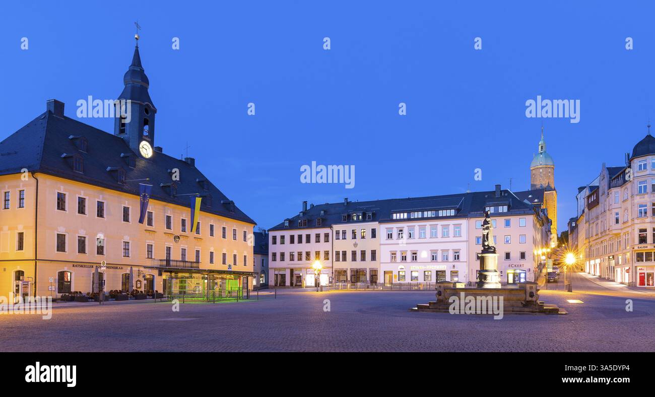 Foto al crepuscolo del municipio sulla piazza del mercato con la fontana Barbara Uthmann, la chiesa di Sant'Annen sullo sfondo, Annaberg-Buchholz, Erzgebirge, S. Foto Stock