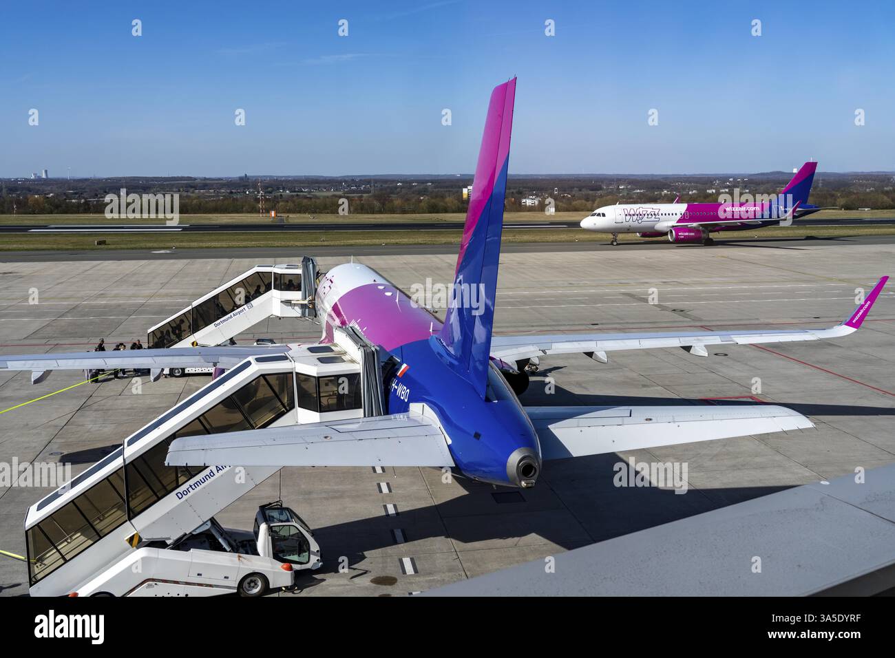 Aeroporto di Dortmund, Wizzair Airbus A320, sul piazzale, aeroporto regionale, molti collegamenti con l'Europa orientale, compagnia aerea low-cost ungherese Foto Stock
