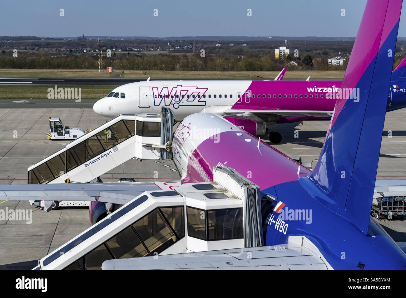 Aeroporto di Dortmund, Wizzair Airbus A320, sul piazzale, aeroporto regionale, molti collegamenti con l'Europa orientale, compagnia aerea low-cost ungherese Foto Stock