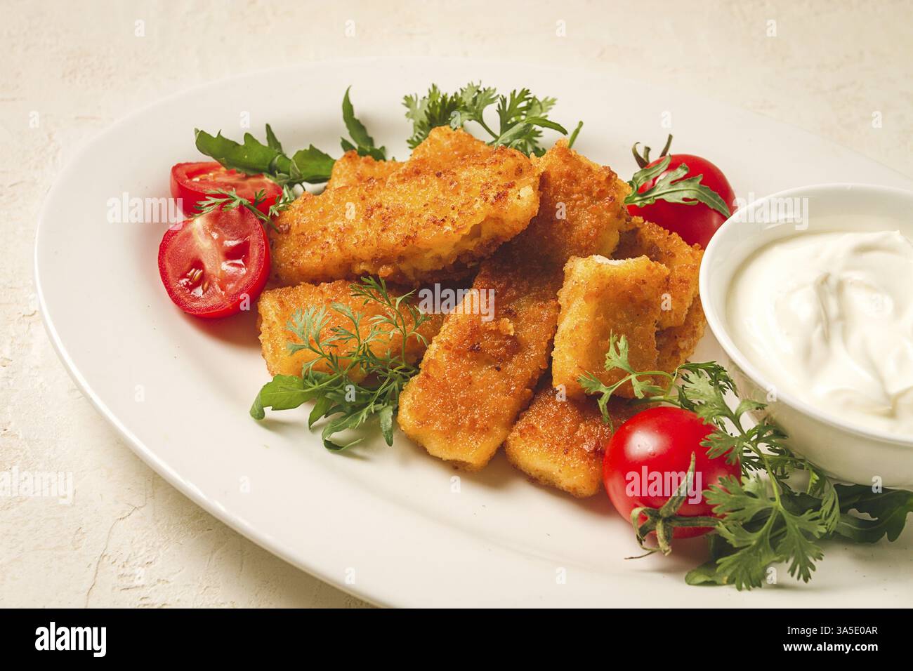 Pepite fritte di pesce, con salsa bianca, rucola e ciliegia, nessuna gente Foto Stock