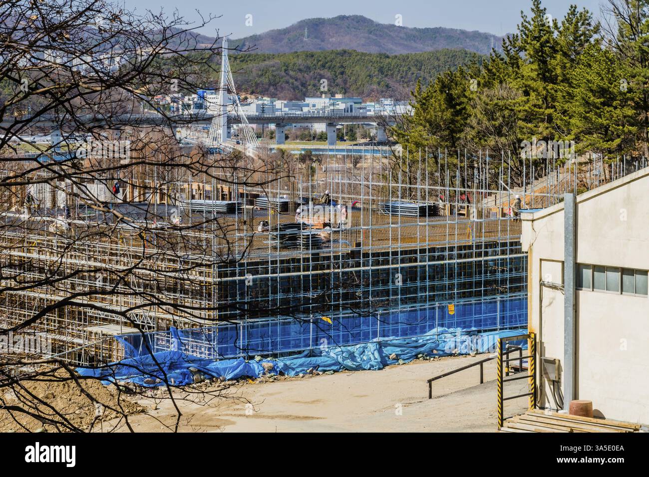 Daejeon, Corea del Sud, 11 marzo 2020: Solo per uso editoriale. Uomini che lavorano in cima all'edificio circondati da impalcature, Asia Foto Stock