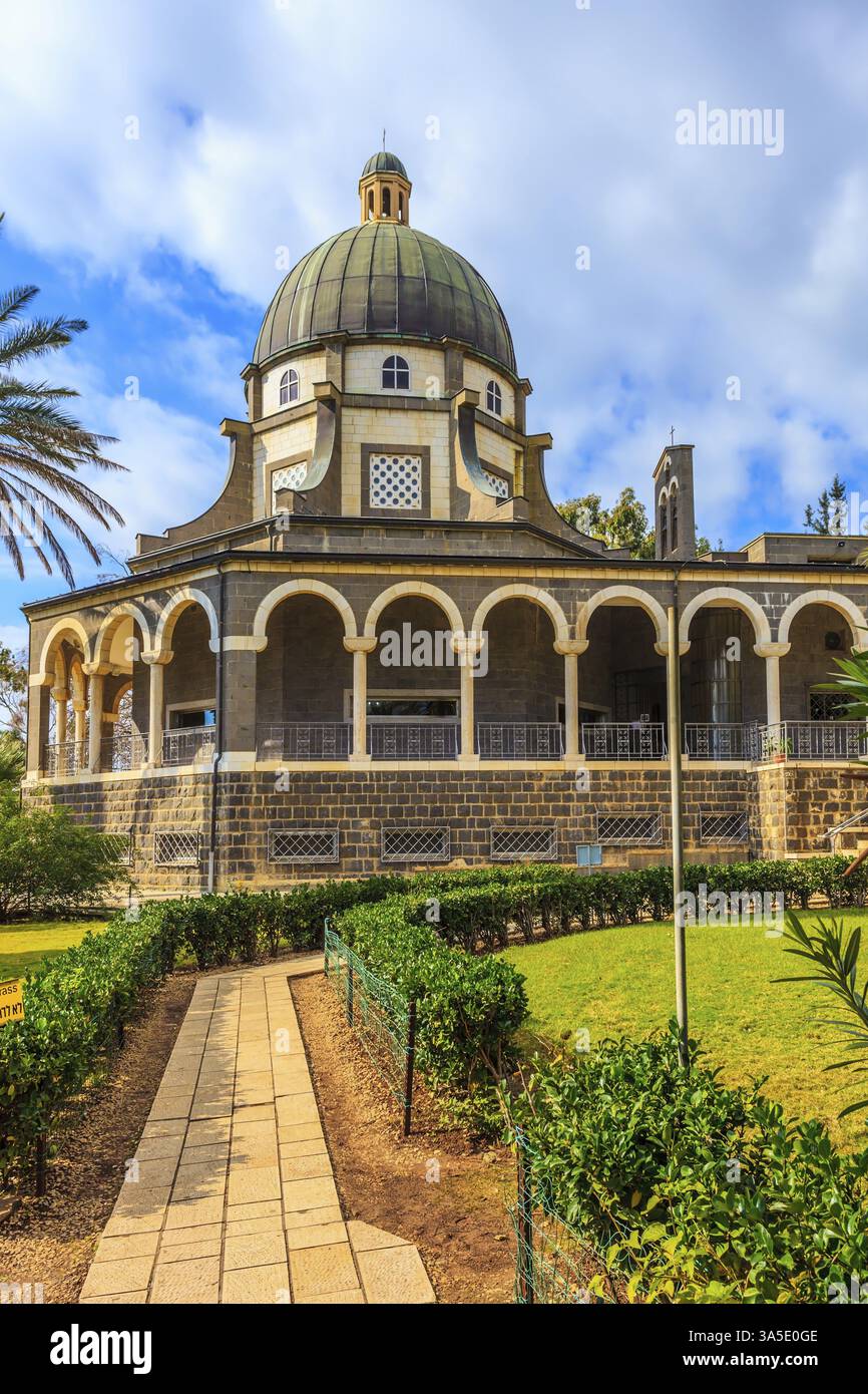 Chiesa cattolica dedicata alle Beatitudini. Pavimentato con un sentiero di pietre lisce conduce al tempio Foto Stock