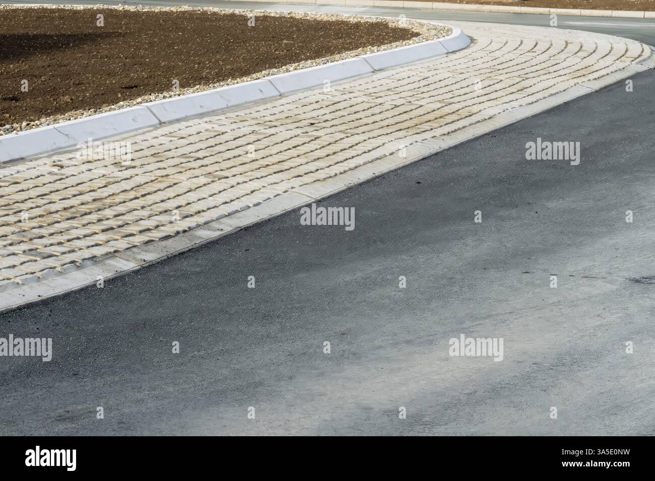 La pavimentazione tattile guida i pedoni, collegando la strada asfaltata e il marciapiede in cemento vicino a un terreno, Bottrop, NRW, Germania, Europa Foto Stock