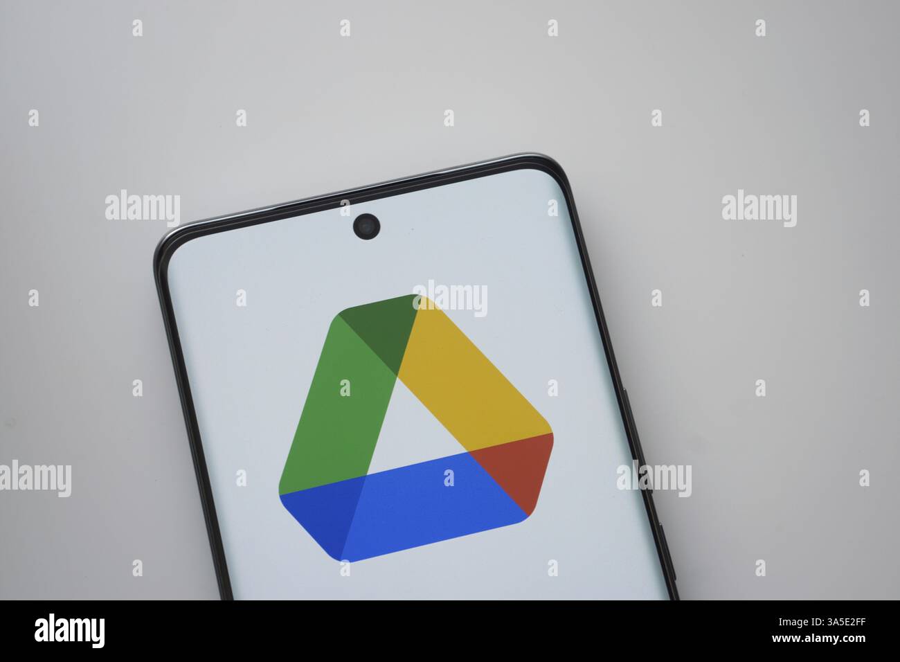 Il logo dell'unità Google viene visualizzato sullo schermo di uno smartphone Foto Stock