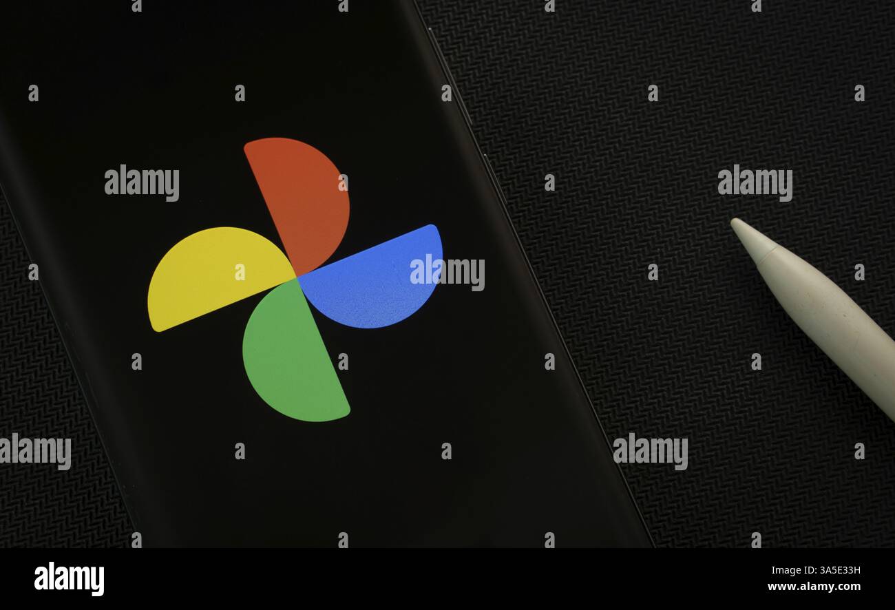 Il logo di google foto viene visualizzato sullo schermo di uno smartphone Foto Stock
