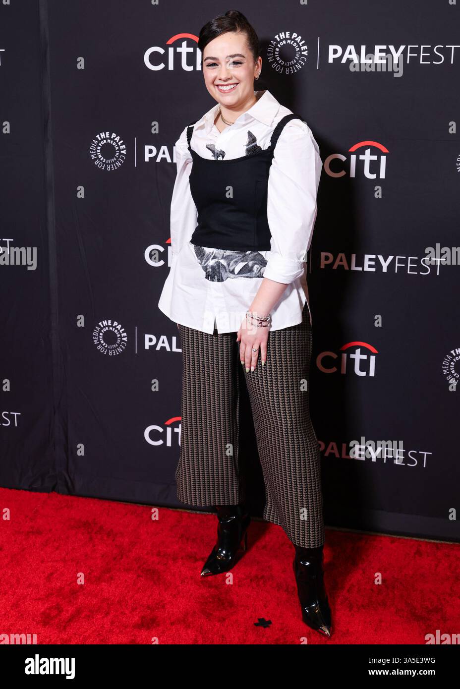 Hollywood, Stati Uniti. 22 marzo 2025. HOLLYWOOD, LOS ANGELES, CALIFORNIA, USA - 22 MARZO: L'attrice americana Mary Mouser arriva al PaleyFest LA 2025 (42° Festival annuale William S. Paley Television) - la sesta stagione "Cobra Kai" di Netflix, tenutasi al Dolby Theatre il 22 marzo 2025 a Hollywood, Los Angeles, California, Stati Uniti. (Foto di Xavier Collin/Image Press Agency) credito: Image Press Agency/Alamy Live News Foto Stock