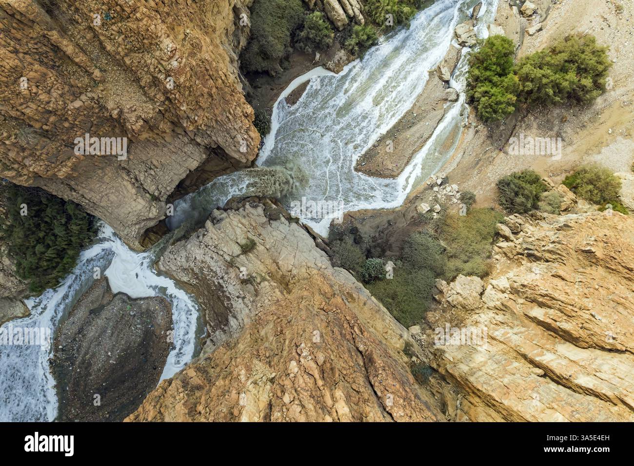 Immagine astratta di un evento reale. Sparare da un drone. Angolo originale e imprevisto. Potente cascata nel deserto della Giudea intorno al Mar morto Foto Stock