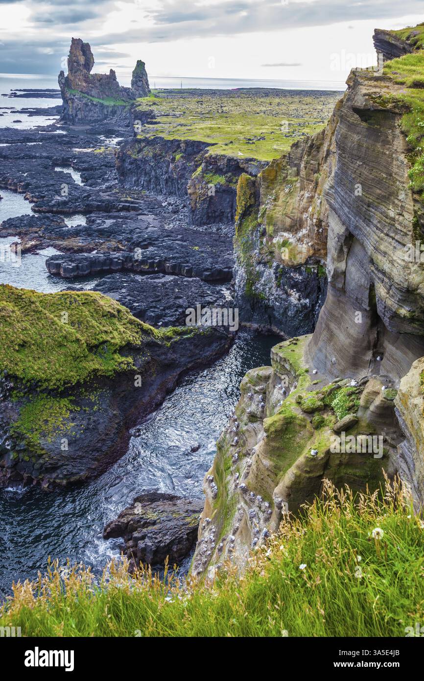 Magnifica Islanda. Costa del mare settentrionale. Pittoresca e antica Skerries in nuvoloso giorno d'estate Foto Stock