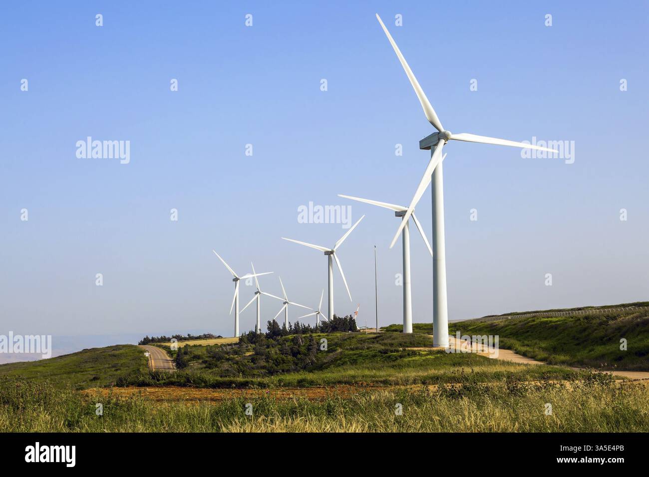 Israele. Il concetto di fototurismo e di tutela ambientale. Moderne attrezzature per la generazione di energia elettrica - moderni mulini a vento. Generatore di vento Foto Stock