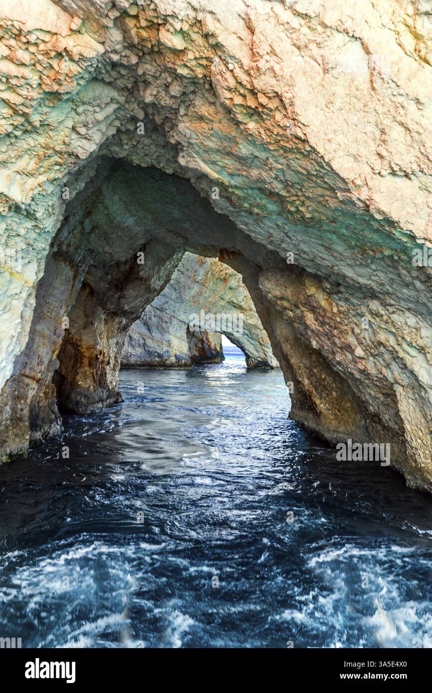 Naviga su uno yacht lungo la pittoresca costa dell'isola. L'acqua di mare blu brillante riflette le scogliere costiere. L'isola di Zante, Grecia. Il concetto di Foto Stock