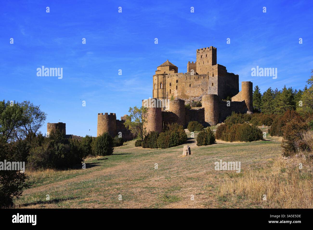 La struttura difensiva spagnola è stata costruita mille anni fa. Il castello di Loarre è una fortezza spagnola nella provincia dell'Aragona. Viaggio autunnale in Spagna Foto Stock