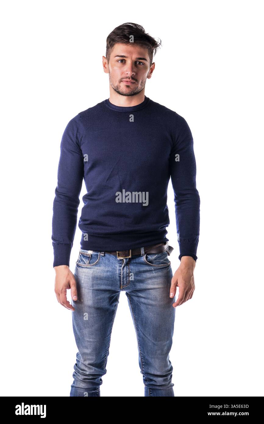 Bel giovane con pullover blu in studio shot, in piedi Foto Stock