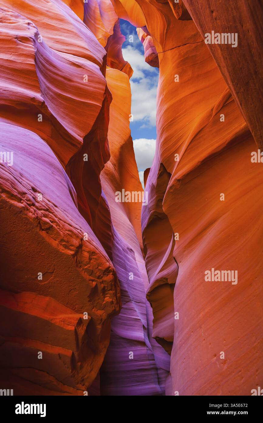 Parte superiore dell'Antelope Canyon nella riserva Navajo. Luce magica ricoperta di argilla rossa e arancione brillante. Arizona, Stati Uniti, Nord America Foto Stock