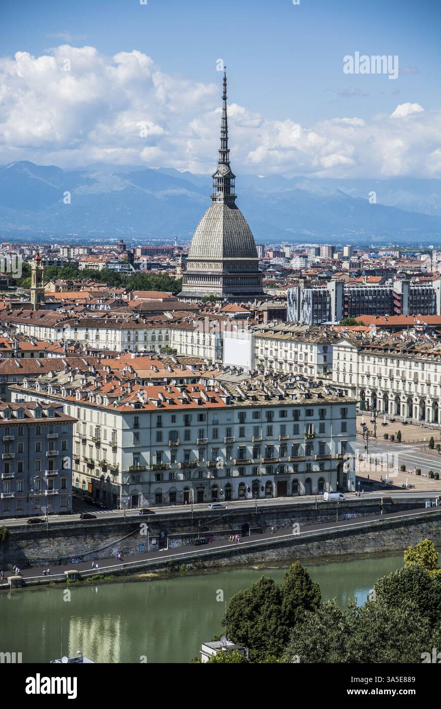 Vista panoramica del centro di Torino in Italia, in una giornata di sole, con la Mole Antonelliana e le Alpi in background Foto Stock