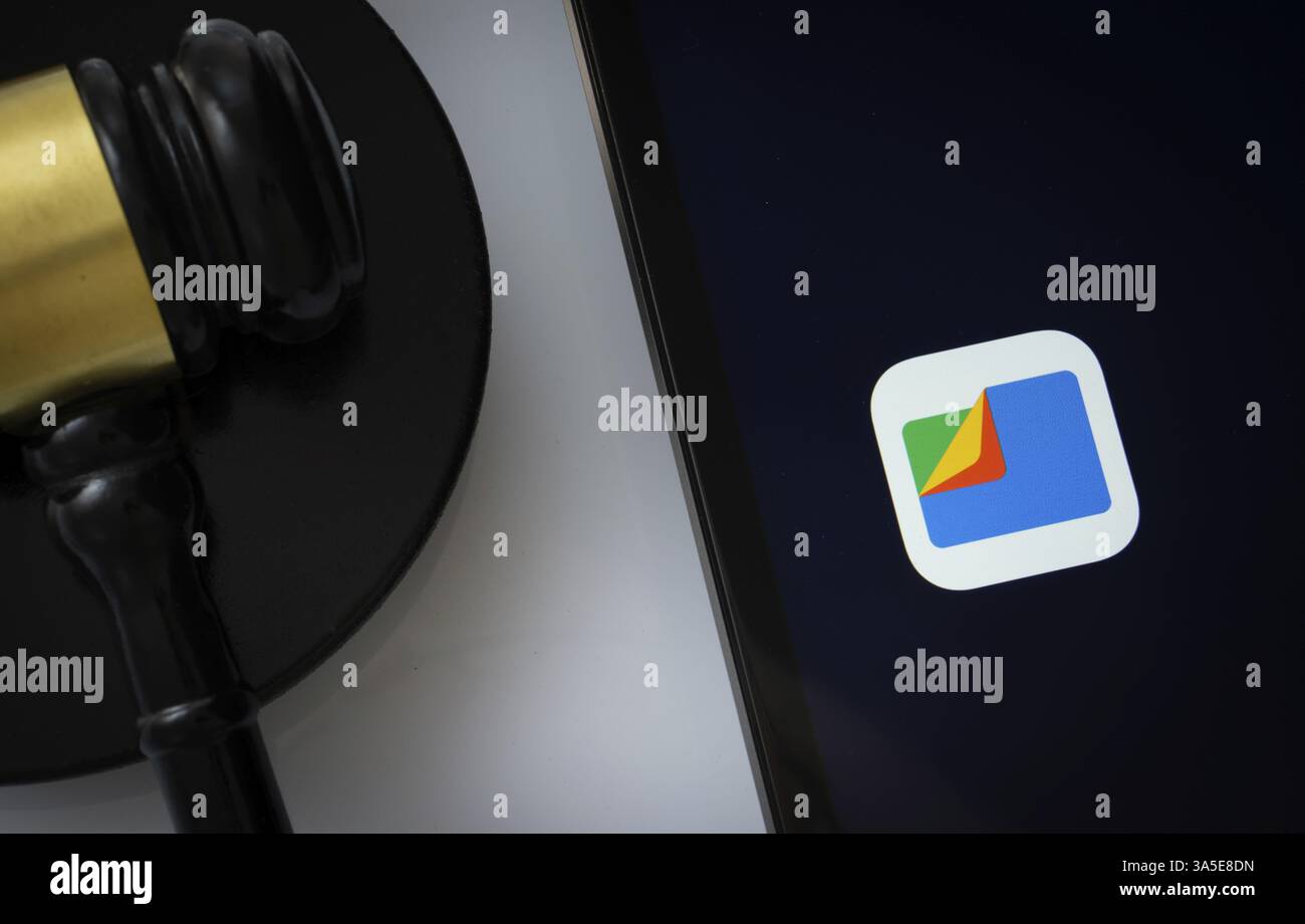 Primo piano dello schermo di un iPad con l'app Files by google accanto al martelletto di un giudice Foto Stock