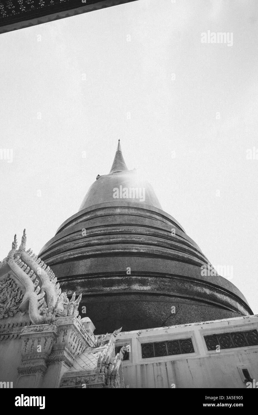 Stupa maestoso in un'impressionante foto in bianco e nero, sagomata contro il cielo limpido, Bangkok, Thailandia, Asia Foto Stock