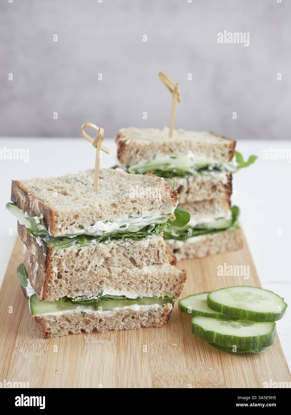 Panini con cetrioli vegetariani e spinaci verdi Foto Stock