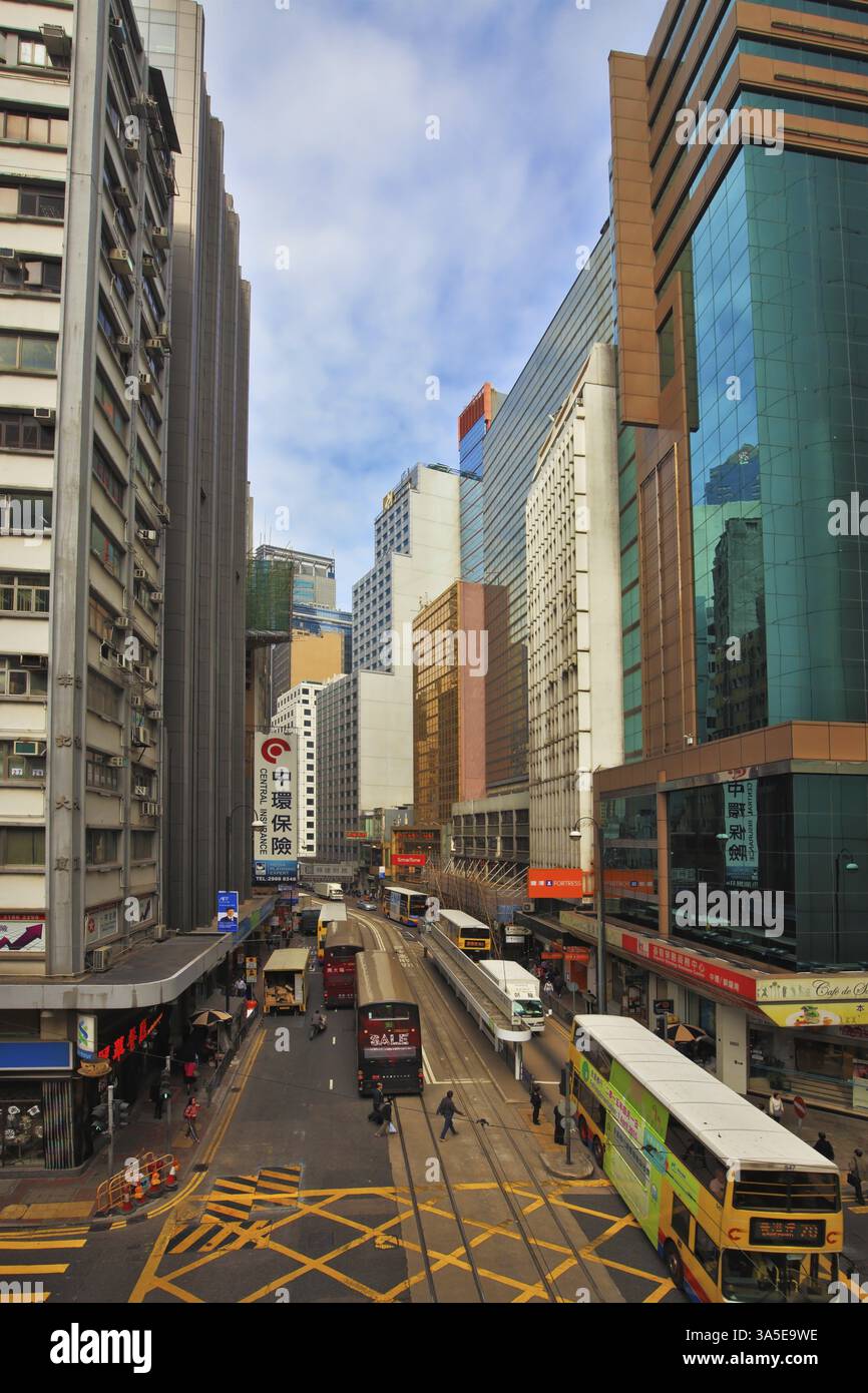 HONG KONG - 11 DICEMBRE 2014: Regione amministrativa speciale di Hong Kong. Su una stretta strada di Hong Kong c'è la vita quotidiana Foto Stock