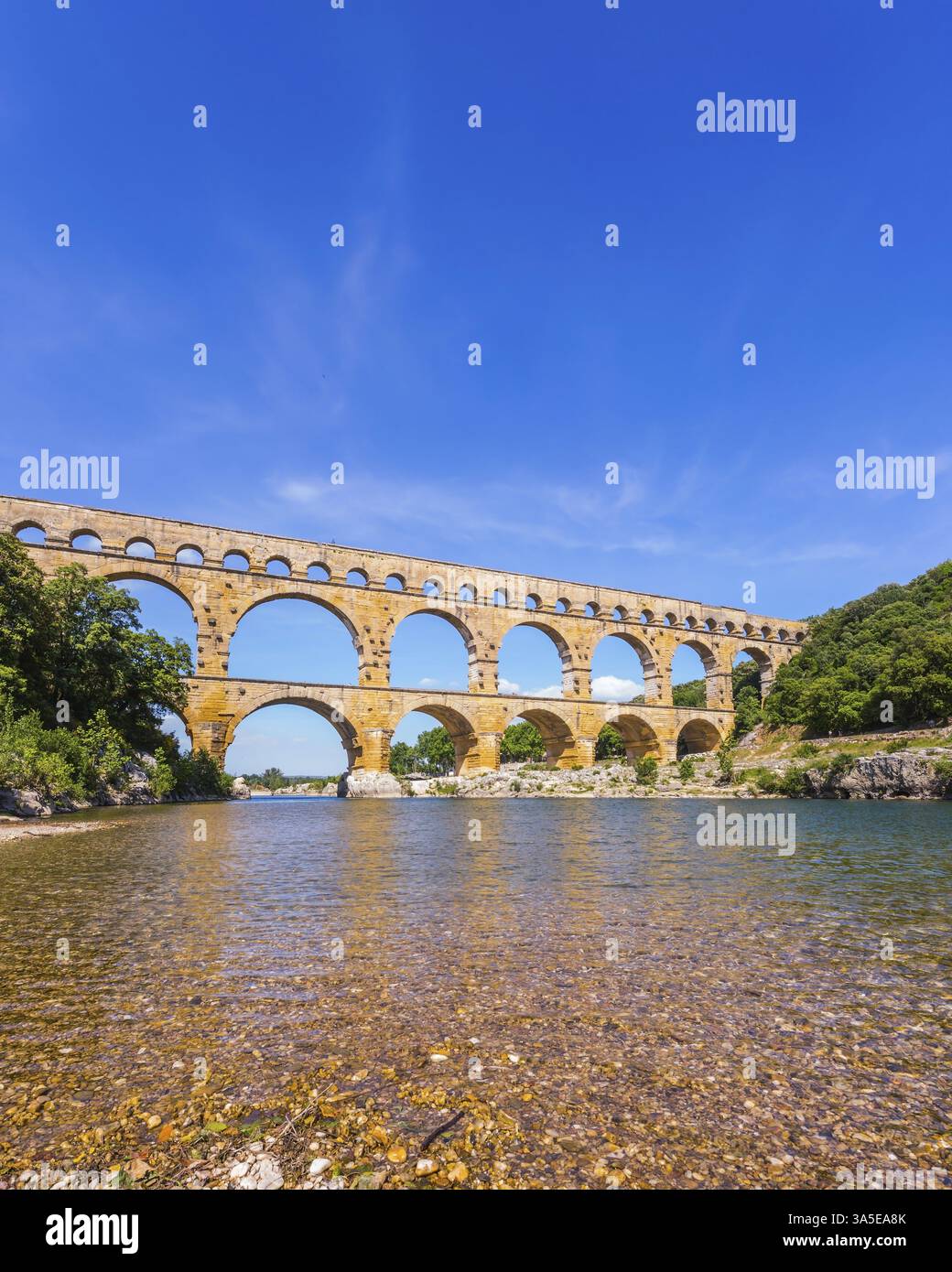 Acquedotto a tre livelli Pont du Gard - il più alto d'Europa. Il ponte fu costruito in epoca romana sul fiume Gardon. Provenza, giornata di sole primaverile Foto Stock