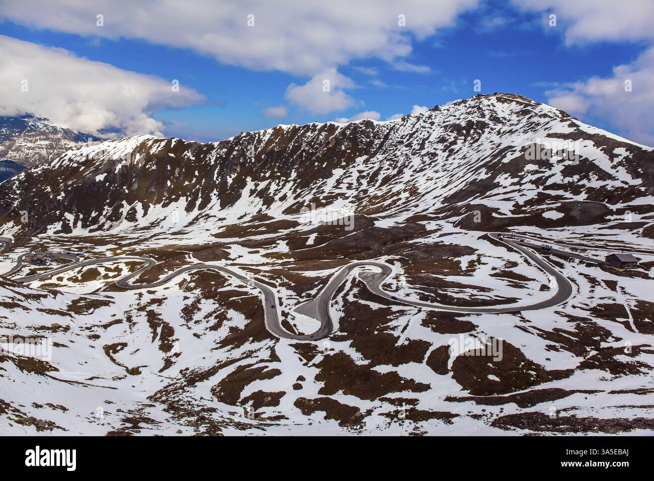 La prima neve cadde sulla Grossglockner Alpine Road. Austria. Ripida curva lastricata di pietra. La strada è recintata. La strada è composta da 36 giri a serpentina. E Foto Stock