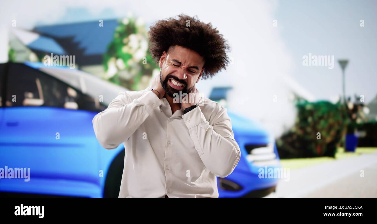 Uomo che soffre di dolore al collo e stress dopo un incidente d'auto vicino al veicolo che fuma. Regolatore assicurativo, meccanico, avvocato per lesioni personali. Foto Stock
