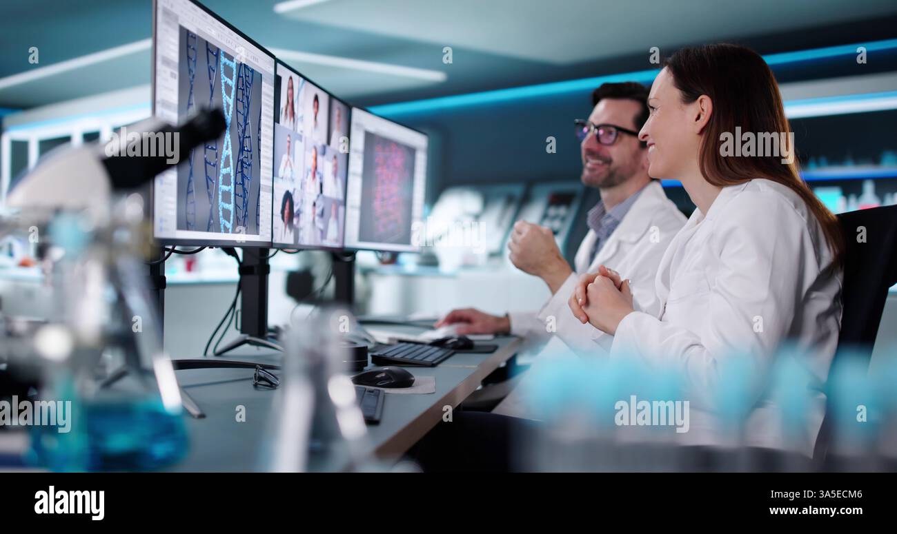 Professionisti medici impegnati in discussioni virtuali presso il laboratorio High-Tech Foto Stock