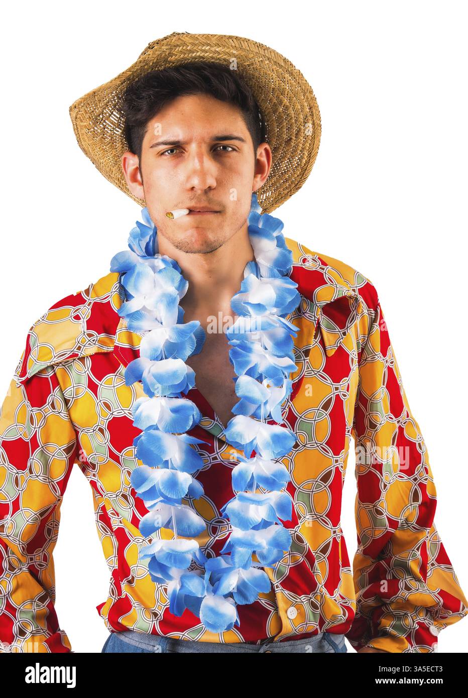 Giovane uomo con abiti colorati, ghirlande floreali intorno al collo e cappello di paglia che guarda la macchina fotografica e fuma Foto Stock