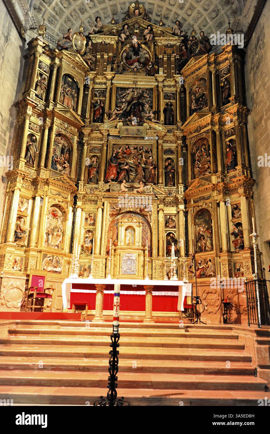 Magnifico altare barocco con decorazioni dorate e dipinti religiosi, Iglesia de Santa Maria de la Asuncion, Arcos de la Frontera, provincia di ca Foto Stock