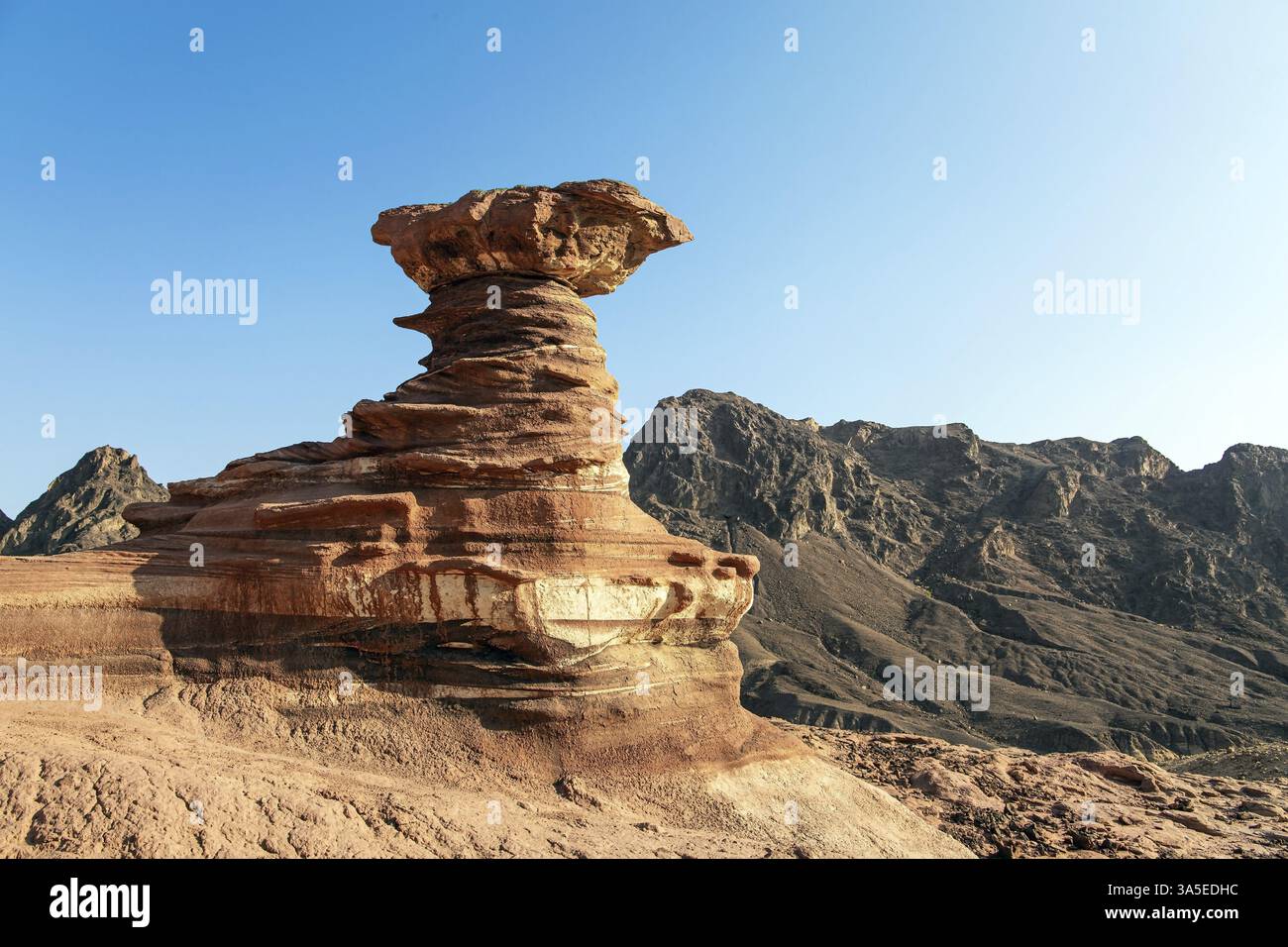Bizzarre forme di pietra arenaria intemperata nelle montagne di Eilat. Montagne Eilat. Formazioni paesaggistiche multicolore. Le rocce sono composte da sandston Foto Stock