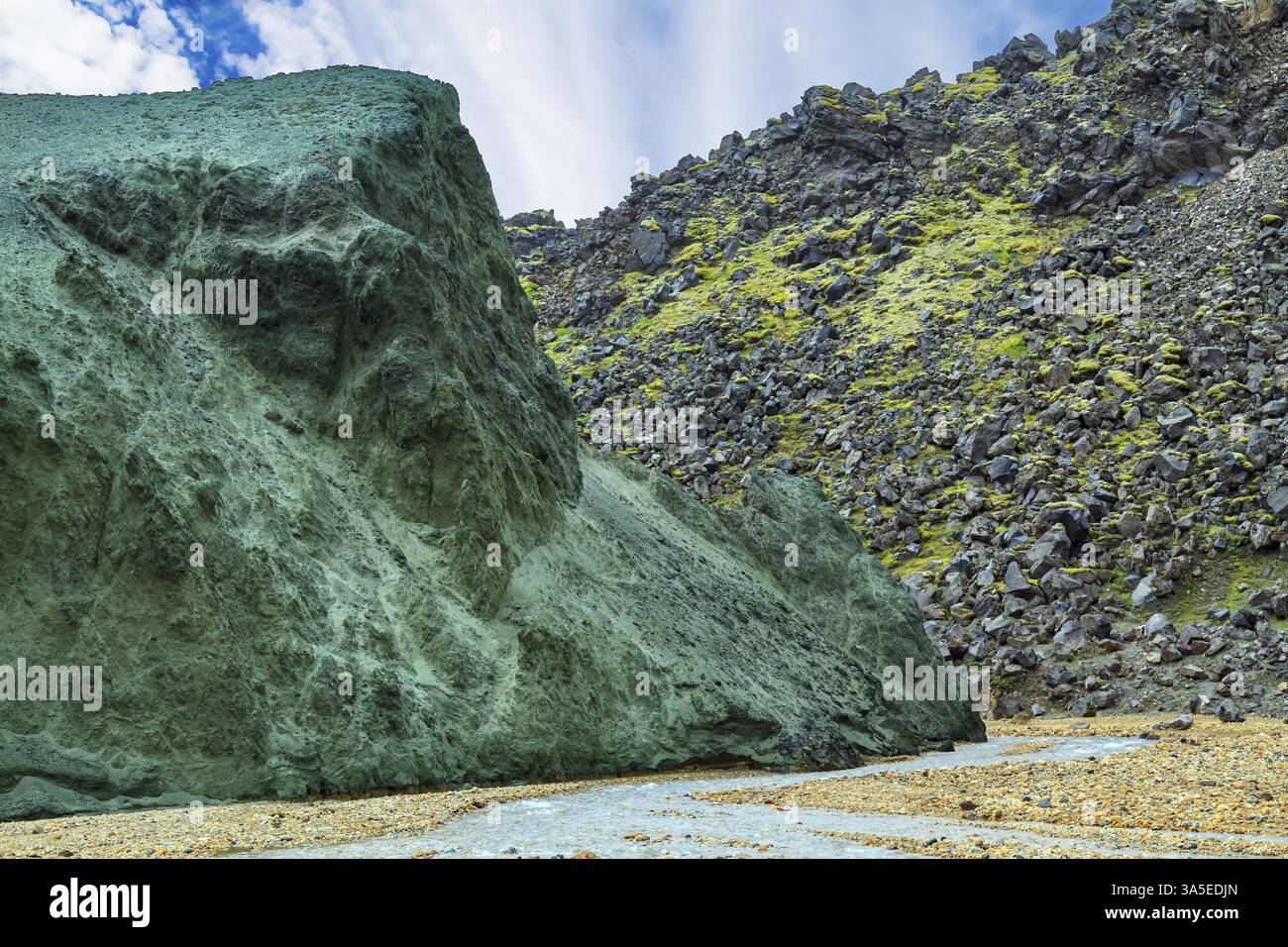 Enorme pietra pittoresca ricoperta di muschio verde. Landmannalaugar. Montagne e ruscelli di Rhyolite. Incredibile Islanda - sogno per fotografi e turisti Foto Stock